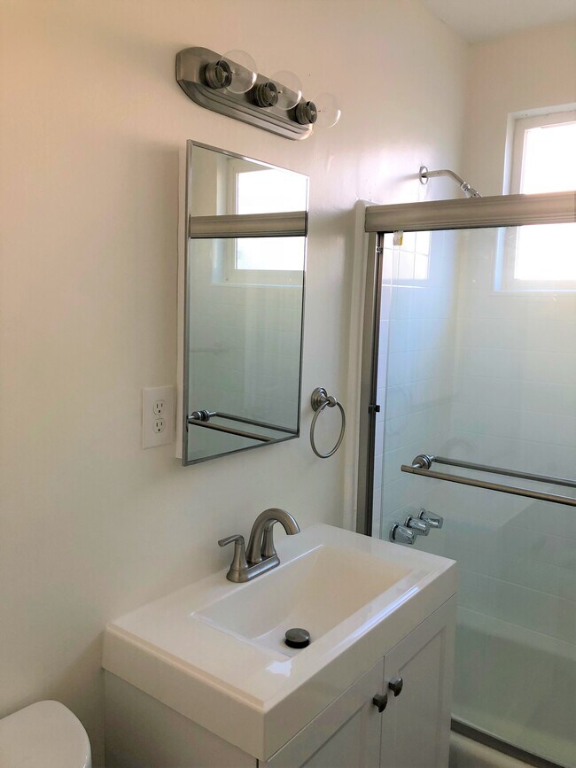 Foto del edificio - 16318 Freeman Ave