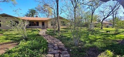 Building Photo - 737 Oakdale Dr