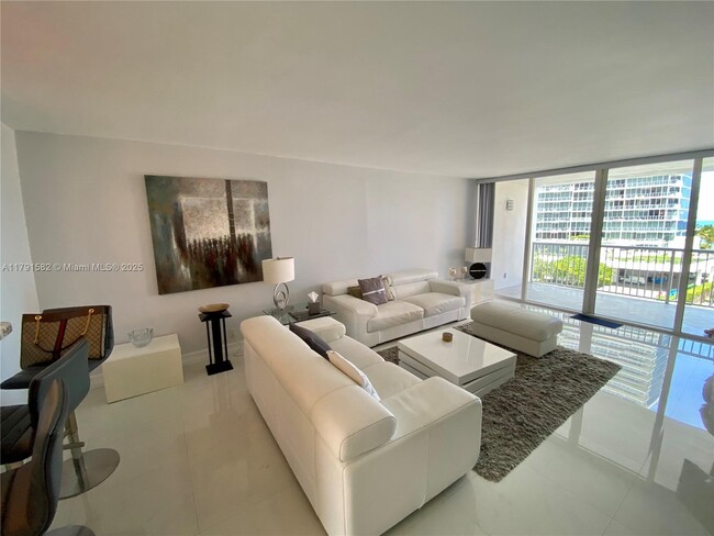 Foto del edificio - 2200 NE 33rd Ave