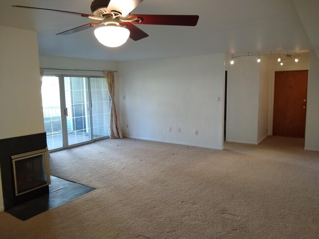 Living Room - 110 Lowell Ct