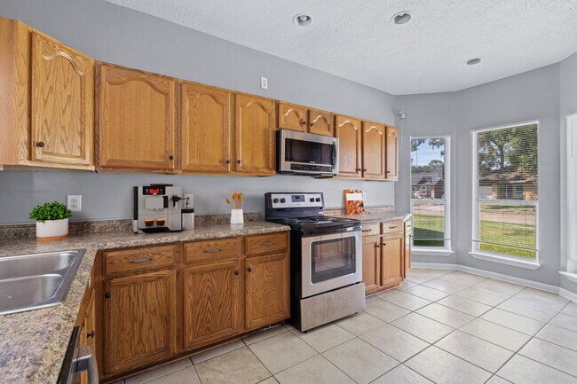 Escenificado virtualmente - 12326 Kings Chase Dr