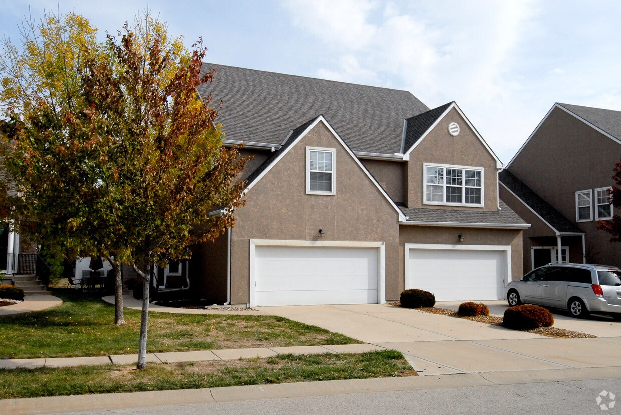 Villas of Loiret Townhomes Townhomes for Rent Lenexa, KS