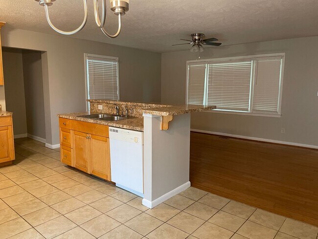 Foto del edificio - Cute 3 Bed 2 Bath with Fenced Yard