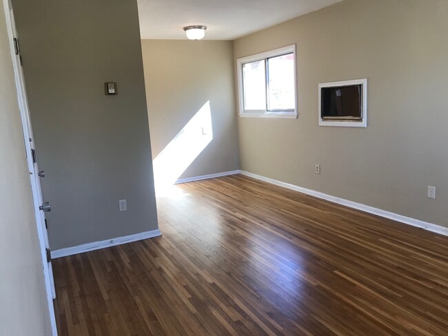 Building Photo - 2818 E 31st St