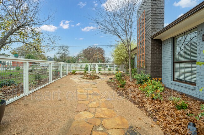 Foto del edificio - 325 Crescent Road
