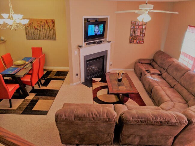 Comedor y sala de estar en el segundo piso. - 9792 Wlakers Glen DR NW