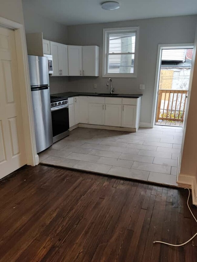 Building Photo - 250 N Salford St