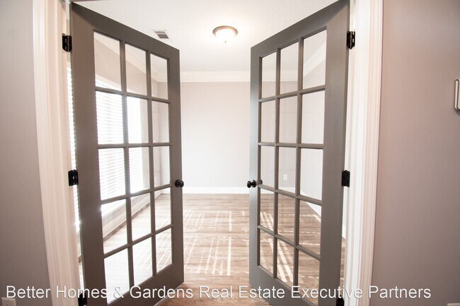 Building Photo - 4 br, 2 bath House - 993 Burlington Drive