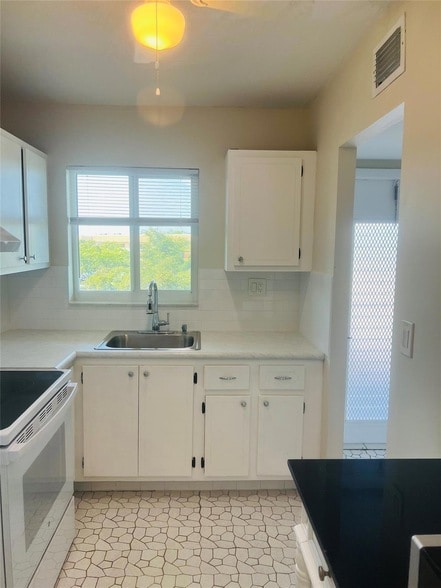 Foto del edificio - 8515 Sunrise Lakes Blvd