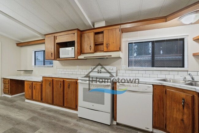 Building Photo - 3 Bedroom 2 Bathroom Home with Carport Available in Coeur d'Alene!