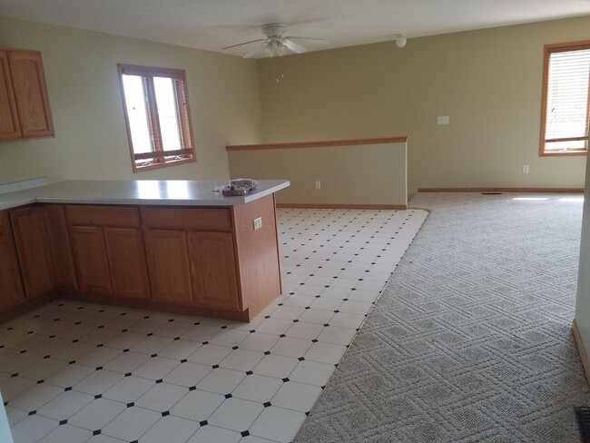 Building Photo - Spacious 4 Bedroom 2 Bath