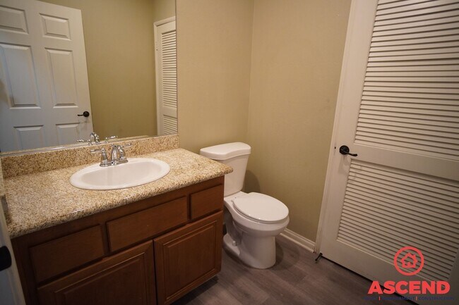 Building Photo - Cutest Condo  in Downtown Bakersfield!