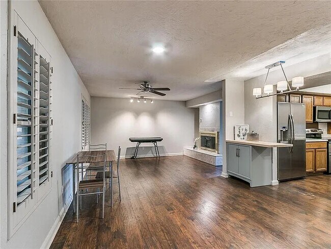 Building Photo - 600 Northwest 4th Street Unit 120