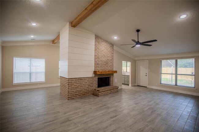 Foto del edificio - 3919 Wintergreen Dr