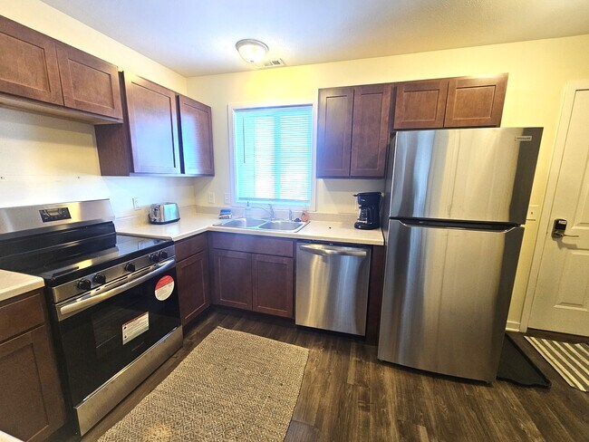 Building Photo - 3848 Vale Dr