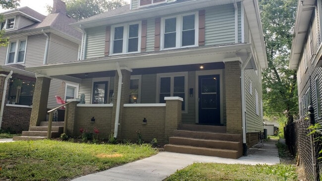 Building Photo - Historic Garfield Park Neighborhood Charmer!