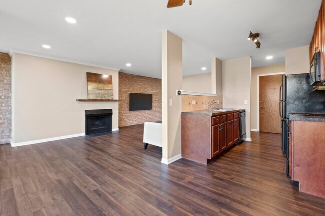 Building Photo - 6000 Oakwood Dr