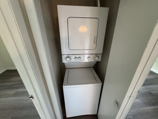 Building Photo - Blacksburg, 4 BR / 2 BA Available July 22
