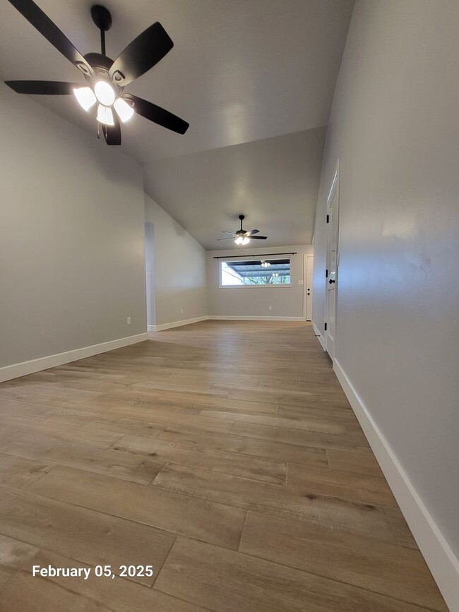 Building Photo - Remodeled (3) Bed/(1.5) Bath Avail Now! Sm...