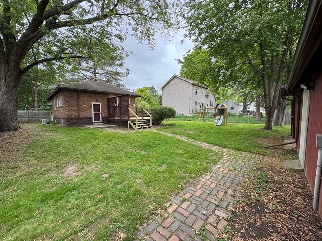 Foto del edificio - 2 bed 1 bath Rochester Hills ranch with ga...