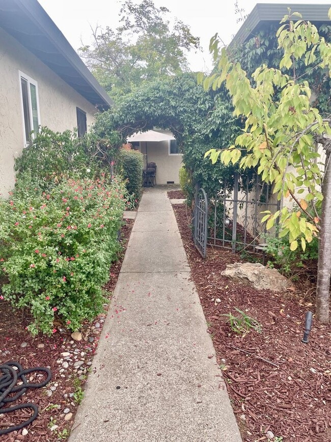 Building Photo - 1042 W Hacienda Ave