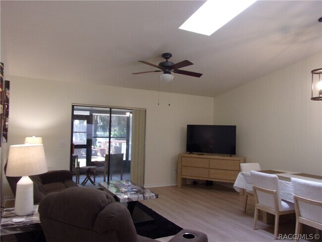 Foto del edificio - 876 Pritchard Island Rd