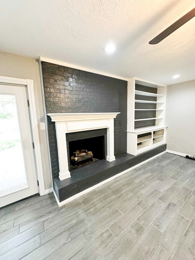 Building Photo - 2305 NE Village Dr