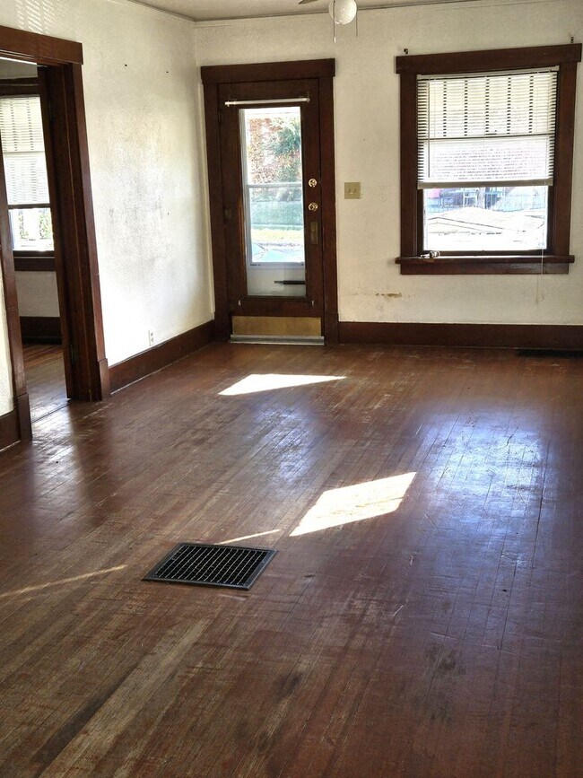 Foto del edificio - 710 E. 3rd St.