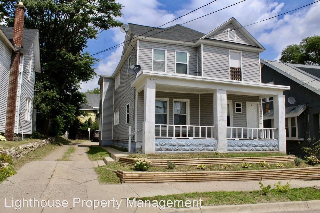 Primary Photo - 651 High St SW
