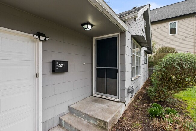 Building Photo - 9621 N Pier Park Pl