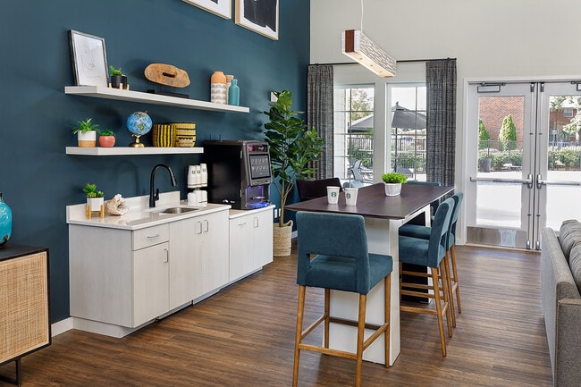 Casa club con cafetería y wifi - Abbington West End