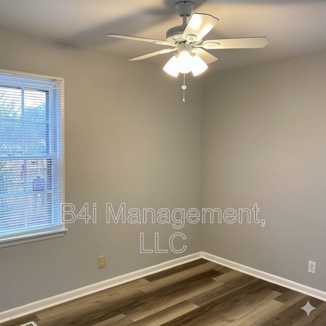 Building Photo - 2528 Burbank Pl