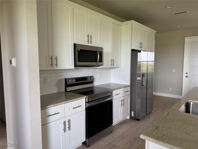 Building Photo - 578 David Cir