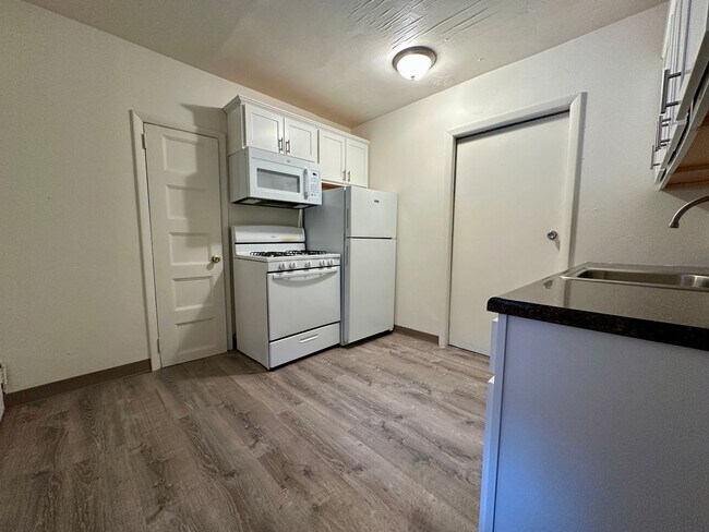 Foto del edificio - Super Spacious Three Bedroom on Bates Street! Deck & Patio! Washer & Dryer Included! Call Today!