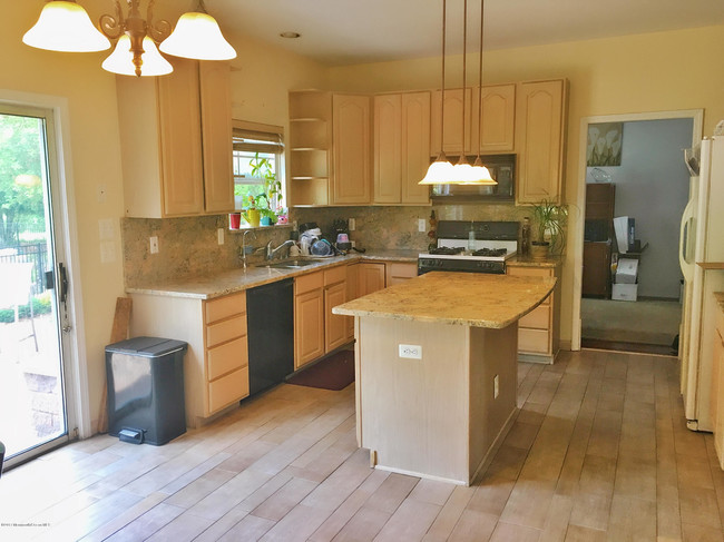 Building Photo - 16 Timmons Hill Dr
