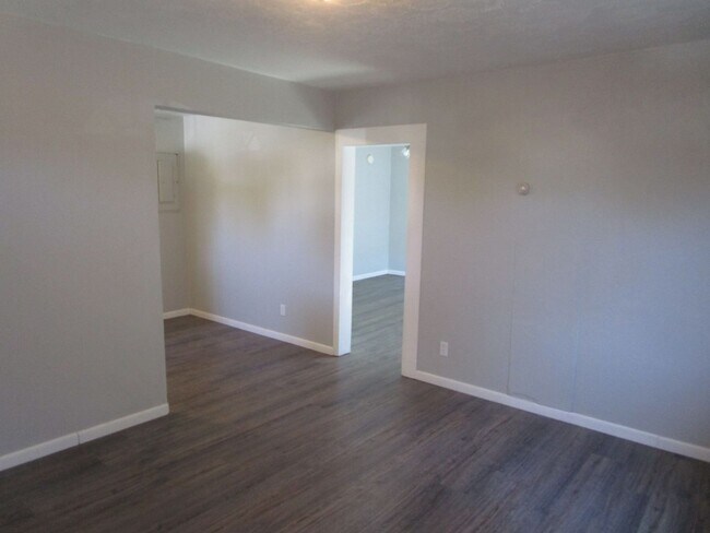 Building Photo - Bungalow in Heart of Prineville - Availabl...