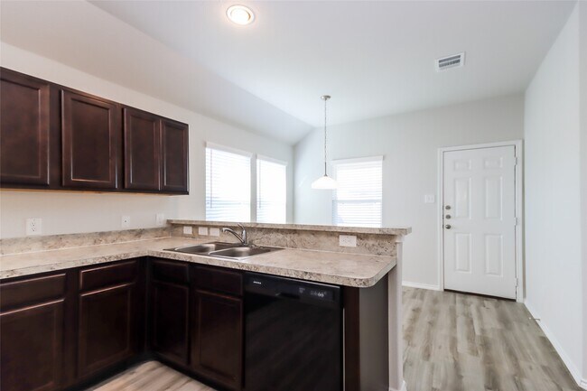 Foto del edificio - 17414 Linthorne St