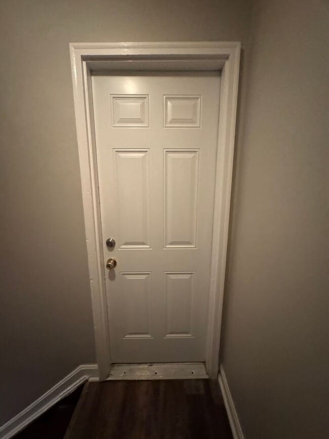 Building Photo - 2405 Barclay St