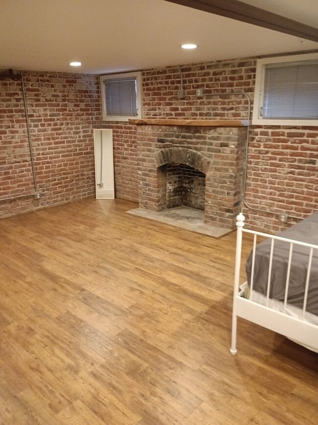 Building Photo - 2329 Clermont St