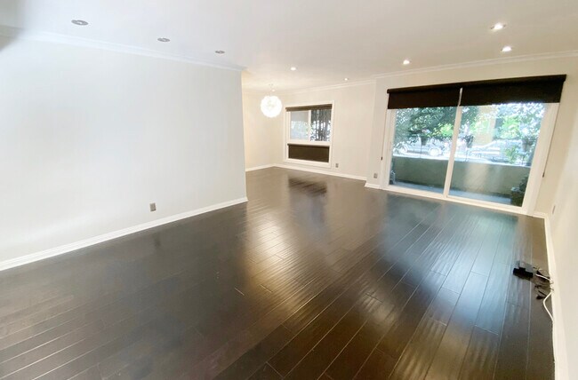 Foto del edificio - 1203 N Sweetzer Ave