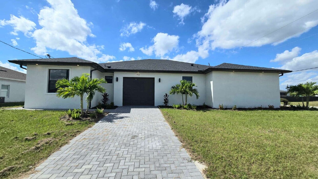Foto principal - 702 Hightower Ave S