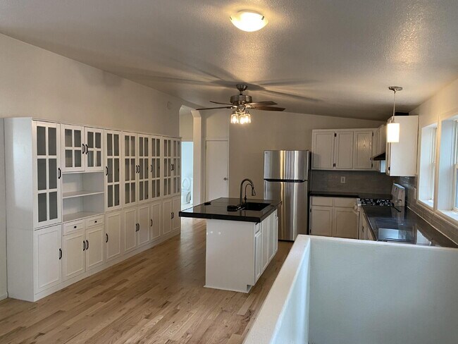 Foto del edificio - Available Now! "Spacious 3-Bedroom Retreat...