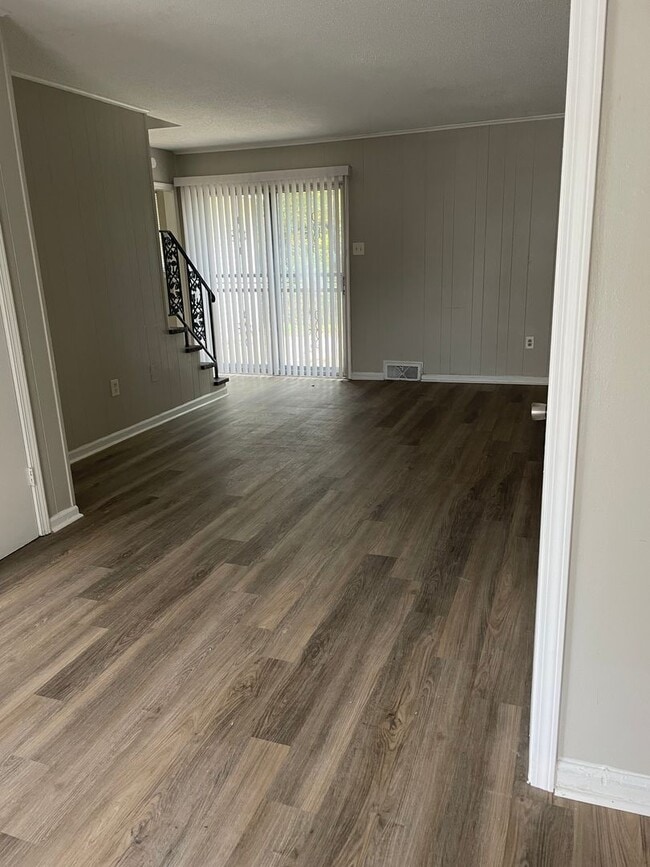 Photo - Remodeled 3 bedroom 2 bath Apartment