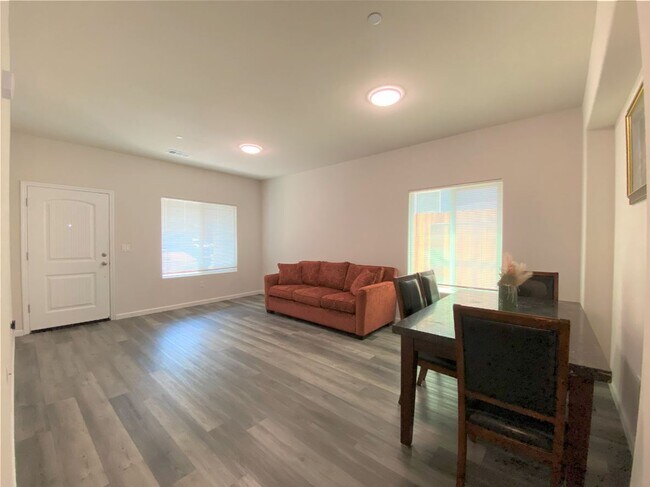 Building Photo - 553 Barcelona Ct