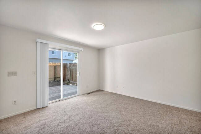 Foto del edificio - Updated Three Bedroom Townhome
