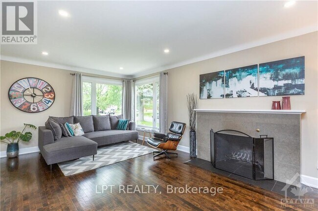 Photo du bâtiment - 716 Chapman Blvd