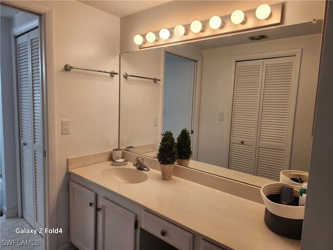 Foto del edificio - 805 River Point Dr