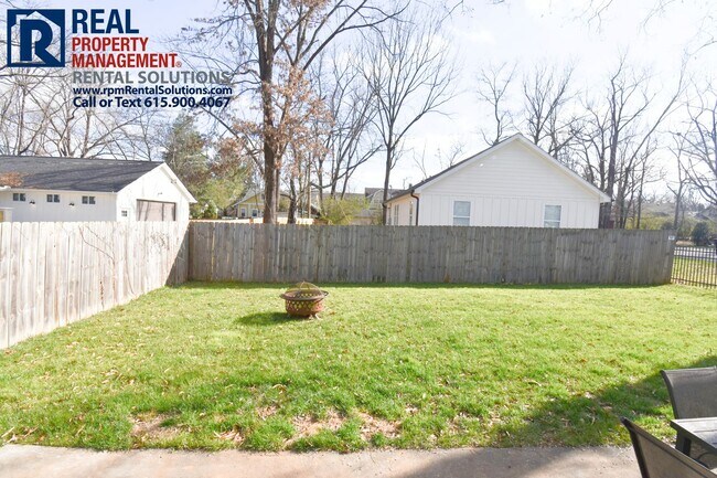 Foto del edificio - Great 4 bd house close to MTSU! Fenced in ...