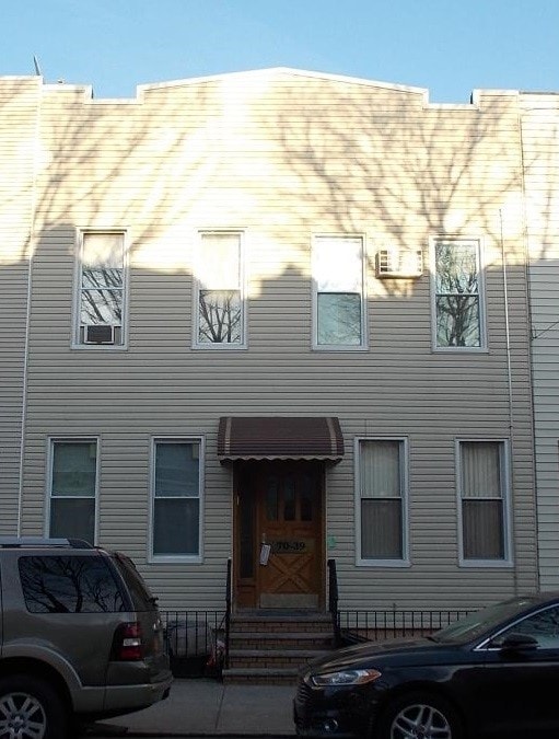 Primary Photo - 67th Pl.