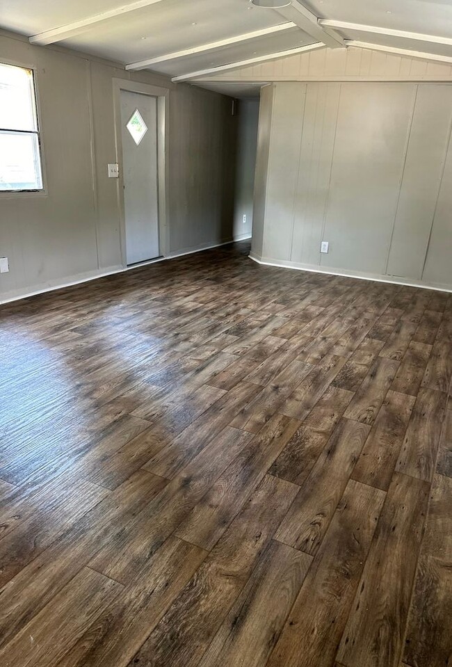 Building Photo - $850 a month. 2 bedrooms, 1 bath. Newly re...